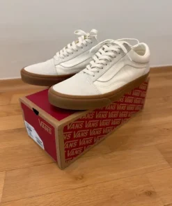 100% Brand New Men’s Vans ‘Old Skool’ Trainers size 43 (28 cm)
