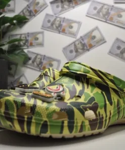 A bathing ape crocs
