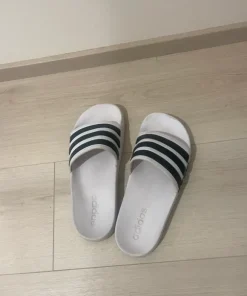 Adidaksen sandaalit