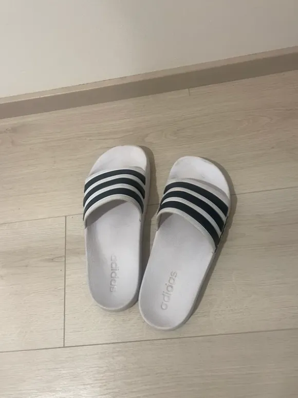 Adidaksen sandaalit