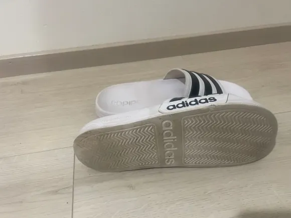 Adidaksen sandaalit