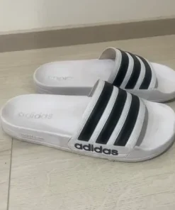 Adidaksen sandaalit
