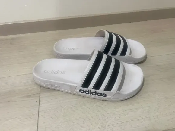 Adidaksen sandaalit