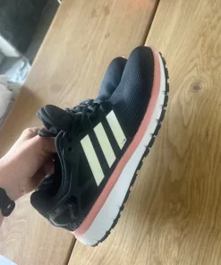 Adidas sko str. 40