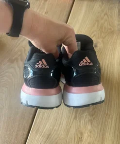 Adidas sko str. 40