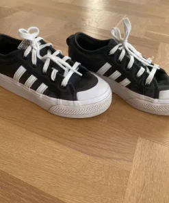Adidas skor/ storlek 35