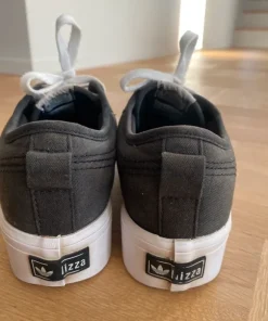 Adidas skor/ storlek 35
