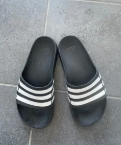 Adidas tofflor