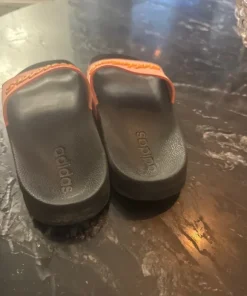 Adidas tofflor