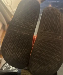 Adidas tofflor