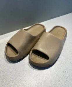 Adidas tofflor (YEEZY)
