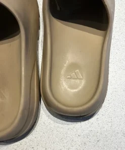 Adidas tofflor (YEEZY)