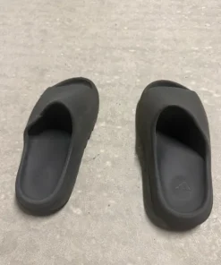 Adidas Yeezy slides 45