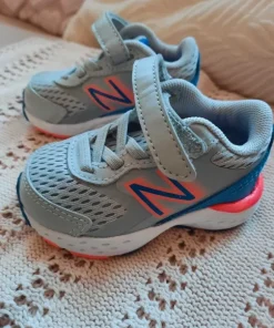 Adidasy new balance dla niemowlaka na rzepy