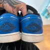 Air Jordan 1 Low Game Royal – Klassisk blåvit ikon i storlek US 9.5 / EU 43
