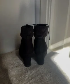 Ankelboots med kilklackar och snörning