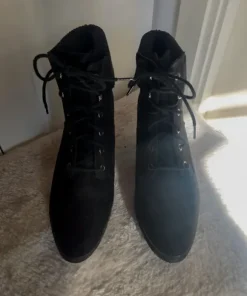 Ankelboots med kilklackar och snörning
