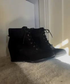 Ankelboots med kilklackar och snörning