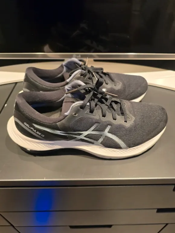 Asics löparskor.