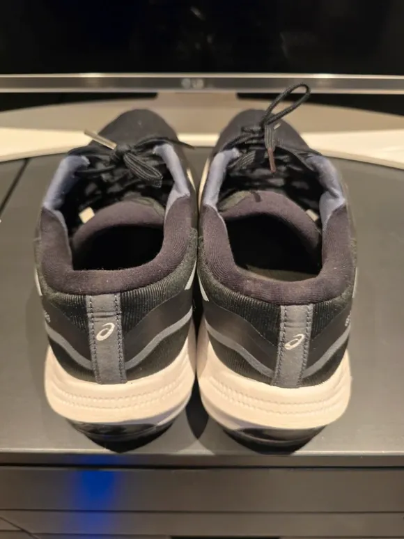 Asics löparskor.