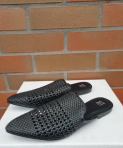 Ażurowe klapki, rozmiar 39