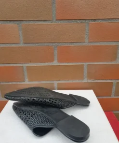 Ażurowe klapki, rozmiar 39