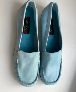 Babyblå loafers