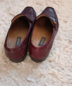 Bally vinröda loafers