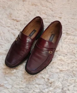Bally vinröda loafers