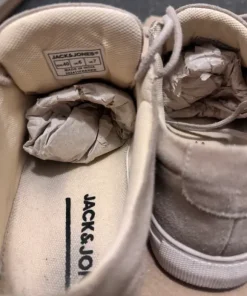 Beiga sneakers strl 40 – mycket fint skick