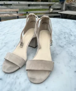 Beige klackskor