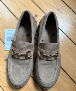 Beige loafers i ruskind med gulddetalje – nye med mærke