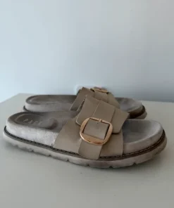 Beige sandaler med guldfärgat spänne