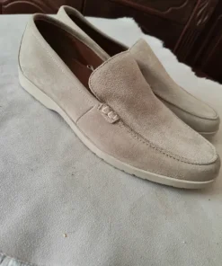 Beżowe loafersy / mokasyny zamszowe Gutteridge r. 43