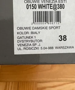 białe skórzane tenisówki