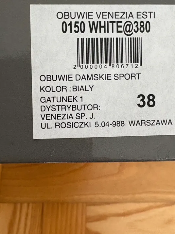 białe skórzane tenisówki
