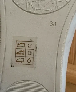 białe skórzane tenisówki