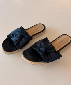 Blå rosett tofflor