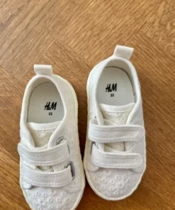 broderet sneaker H&M str 22