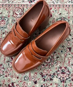 Bruna lackade loafers med platåsula