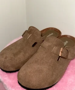Brązowe klapki typu mule
