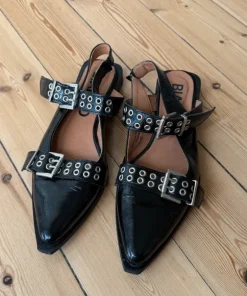 Buckle ballerina