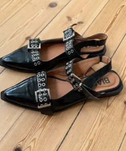 Buckle ballerina