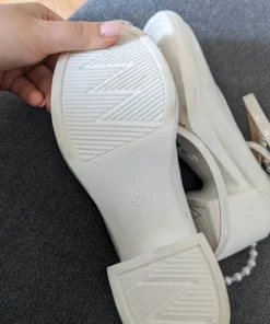 Buty czółenka na platformie z ozdobnym zapięciem