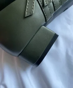 Buty z kwadratowym czubkiem