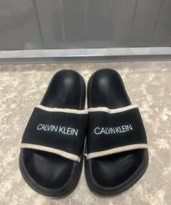 Calvin Klein tofflor