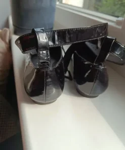 Calvin Kleina baleriny czarne lakierowane ,zapinane na nodze r.38