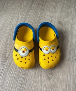Crocs minions sandaler