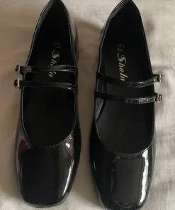 Cute black shoe
