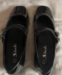 Cute black shoe